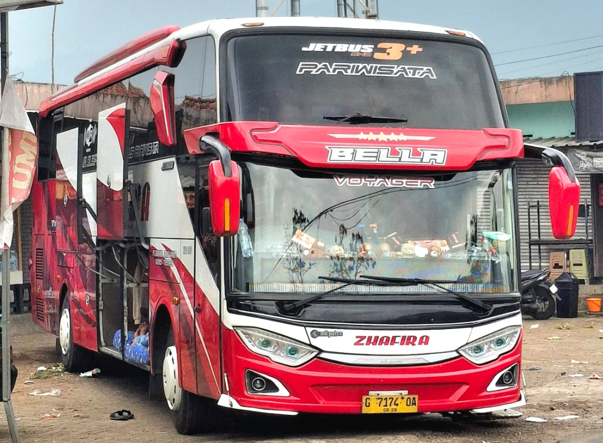 Bus Adiputro Eksekutif armada PO Zhafira Pariwisata
