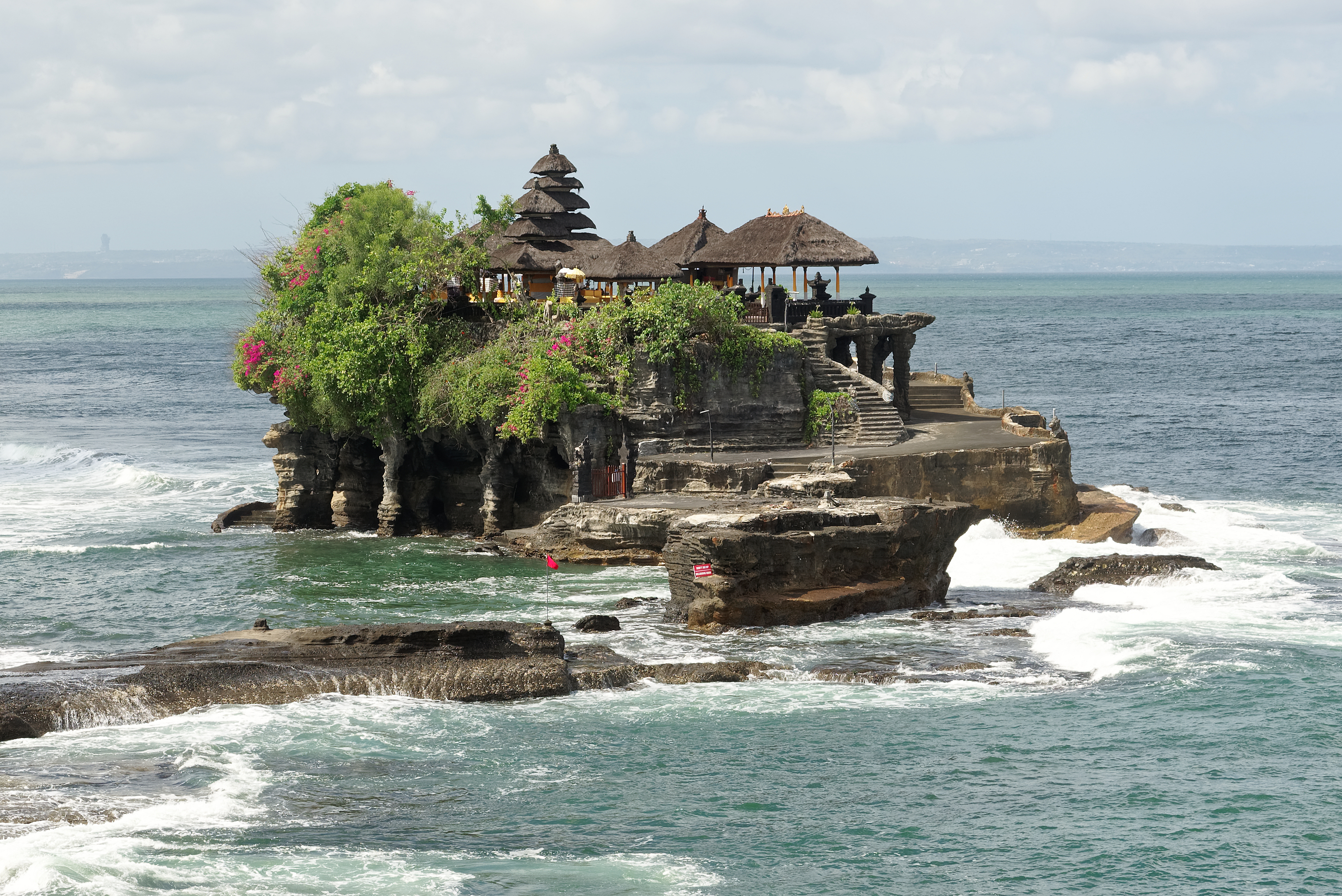 Pura Tanah Lot Bali destinasi wisata sewa bus Zhafira